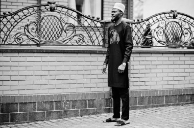 Zengin Afrika adam şık geleneksel giysiler ve poz şapka ou