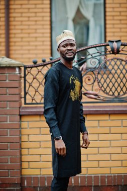 Zengin Afrika adam şık geleneksel giysiler ve poz şapka ou