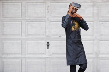 Zengin Afrika şık giyim vr gözlüklü adam. F