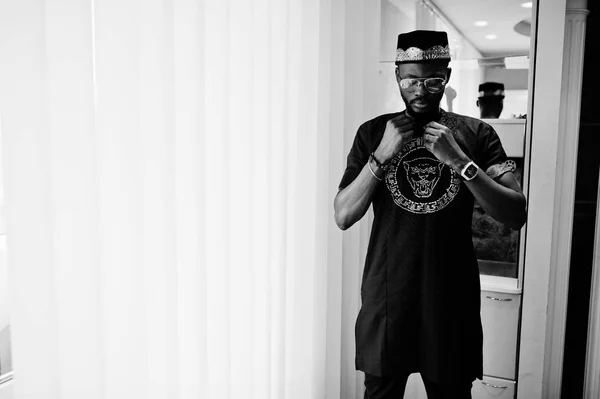 Riche homme africain en vêtements traditionnels élégants et chapeau en verre — Photo