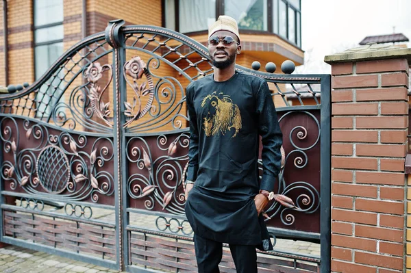 Rico hombre africano en ropa tradicional con estilo y sombrero posó ou — Foto de Stock