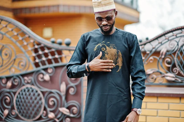 Rico hombre africano en ropa tradicional con estilo y sombrero posó ou — Foto de Stock