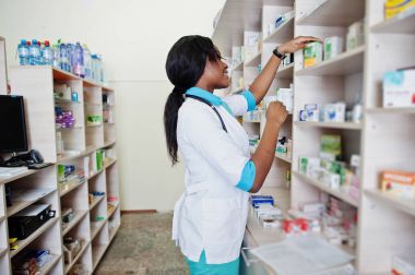 Afro-Amerikan eczacı eczanede Hastanesi'nde çalışırken pha