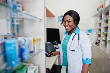 Afro-Amerikan eczacı eczanede Hastanesi'nde çalışırken pha