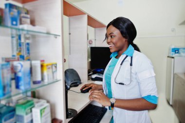 Afro-Amerikan eczacı eczanede Hastanesi'nde çalışırken pha