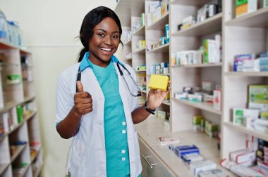 Afro-Amerikan eczacı eczanede Hastanesi'nde çalışırken pha