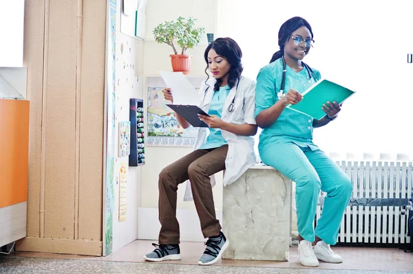 Dos farmacéuticos afroamericanos trabajando en farmacia en el hospital — Foto de Stock