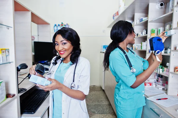 Dos farmacéuticos afroamericanos trabajando en farmacia en el hospital — Foto de Stock