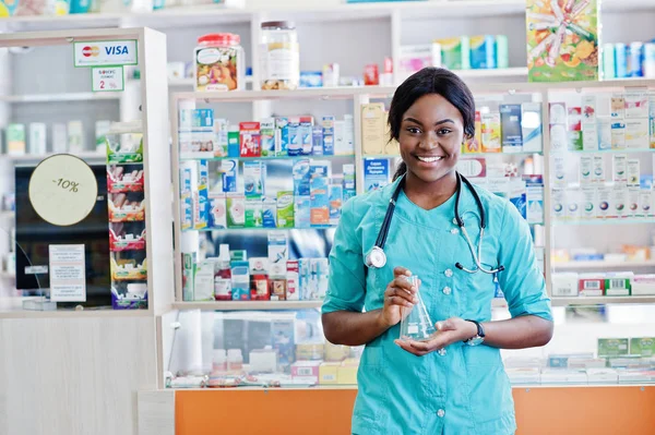 Farmacéutico afroamericano trabajando en farmacia en hospital pha — Foto de Stock