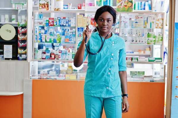 Farmacéutico afroamericano trabajando en farmacia en hospital pha — Foto de Stock