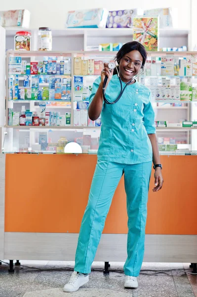 Farmacêutico afro-americano que trabalha em farmácia no hospital pha — Fotografia de Stock