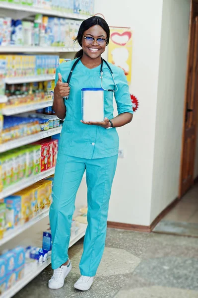 Farmacéutico afroamericano trabajando en farmacia en hospital pha — Foto de Stock