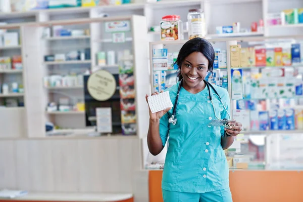 Farmacéutico afroamericano trabajando en farmacia en hospital pha — Foto de Stock