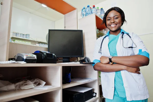 Farmacéutico afroamericano trabajando en farmacia en hospital pha — Foto de Stock