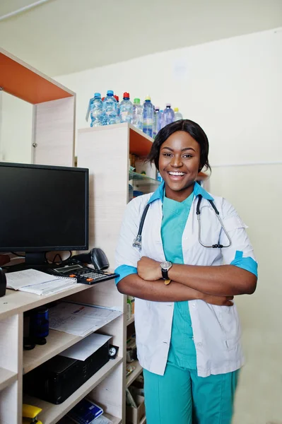 African american farmaceut som arbetar i apotek på sjukhuset pha — Stockfoto