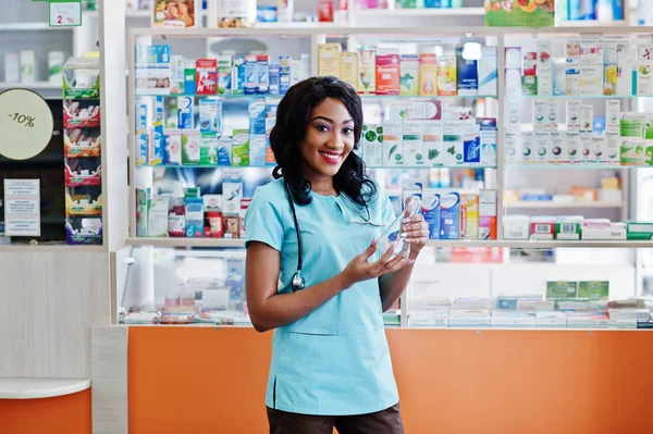 Afryki amerykański farmaceuta pracujący w aptece szpitala pha — Zdjęcie stockowe