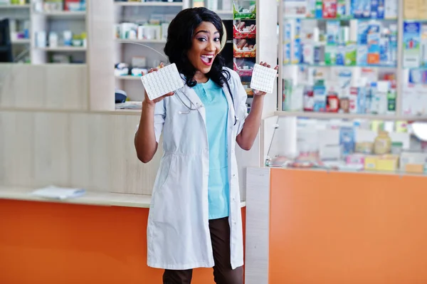 Farmacéutico afroamericano trabajando en farmacia en hospital pha — Foto de Stock