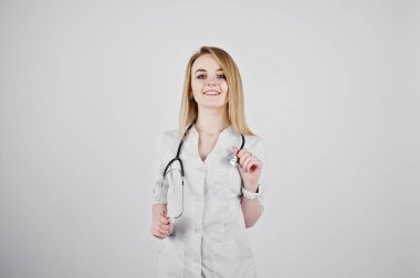 Sarışın doktor hemşire üzerinde beyaz adam izole stetoskop ile