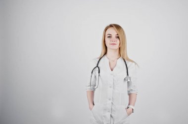 Sarışın doktor hemşire üzerinde beyaz adam izole stetoskop ile