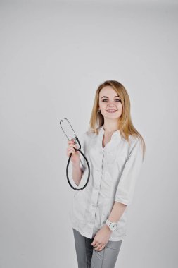 Sarışın doktor hemşire üzerinde beyaz adam izole stetoskop ile