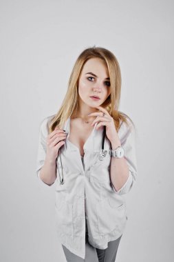 Sarışın seksi doktor hemşire beyaz arkasında izole stetoskop ile