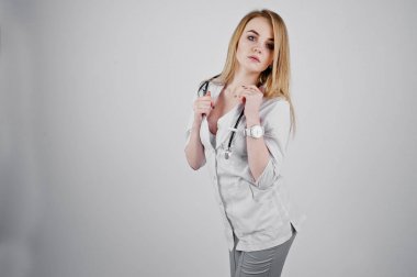 Sarışın seksi doktor hemşire beyaz arkasında izole stetoskop ile