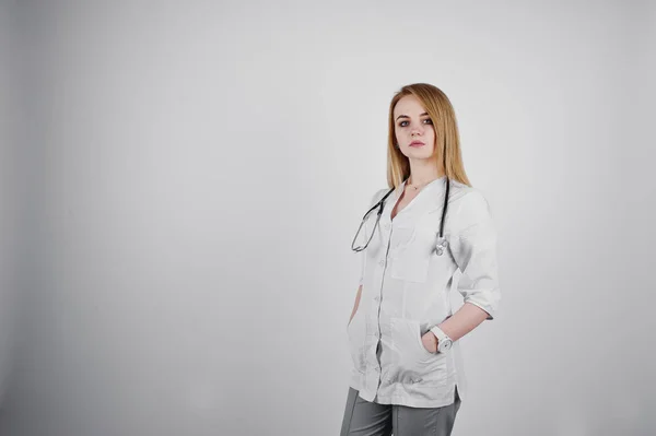 Enfermera doctora rubia con estetoscopio aislado sobre fondo blanco — Foto de Stock