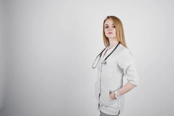 Enfermera doctora rubia con estetoscopio aislado sobre fondo blanco — Foto de Stock