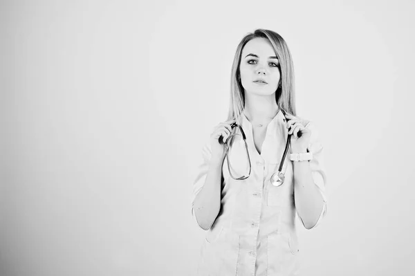Blondynka lekarz pielęgniarka z stetoskop na białym tle na białym tle — Zdjęcie stockowe