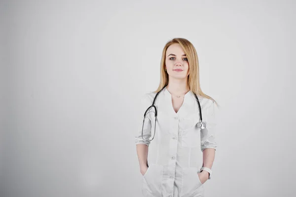 Enfermera doctora rubia con estetoscopio aislado sobre fondo blanco — Foto de Stock