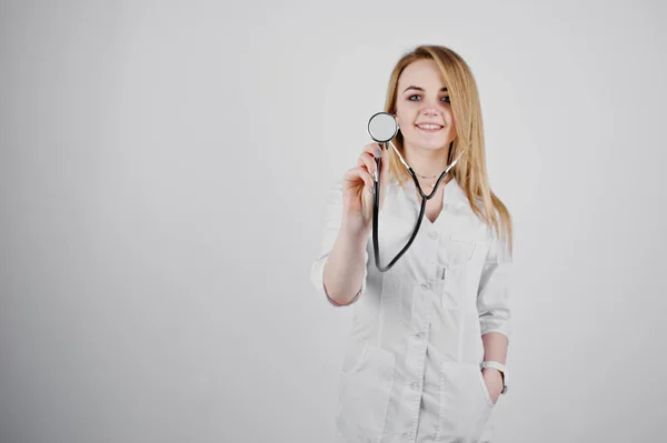 Blondynka lekarz pielęgniarka z stetoskop na białym tle na białym tle — Zdjęcie stockowe