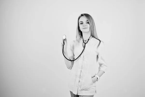 Блондинка врач медсестра со стетоскопом изолированы на белой спинке — стоковое фото