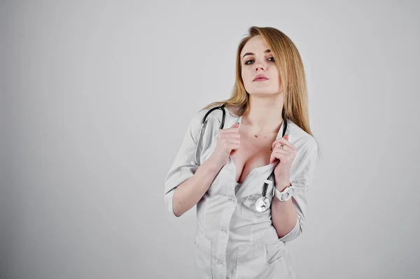 Sexy blondynka lekarz pielęgniarka z stetoskop na białym tle na biały tył — Zdjęcie stockowe