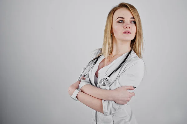 Enfermera médica sexy rubia con estetoscopio aislado en la espalda blanca — Foto de Stock