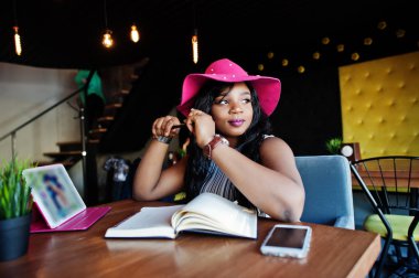 Afro-Amerikan iş kadını kafe ve çalışırdı oturan şapkalı