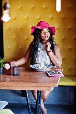 Kafede oturan ve salata yemek Afro-Amerikan iş kadını