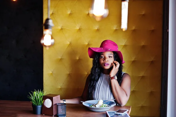 Africano americano mulher de negócios sentado no café e comer salada — Fotografia de Stock