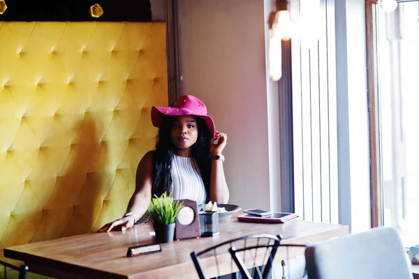 Афро-американських ділової жінки сидять в кафе а їли салат — стокове фото