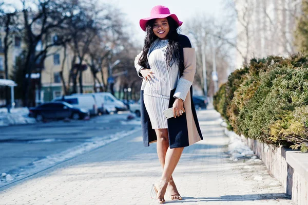 Femme afro-américaine au chapeau et manteau avec téléphone marchant à str — Photo