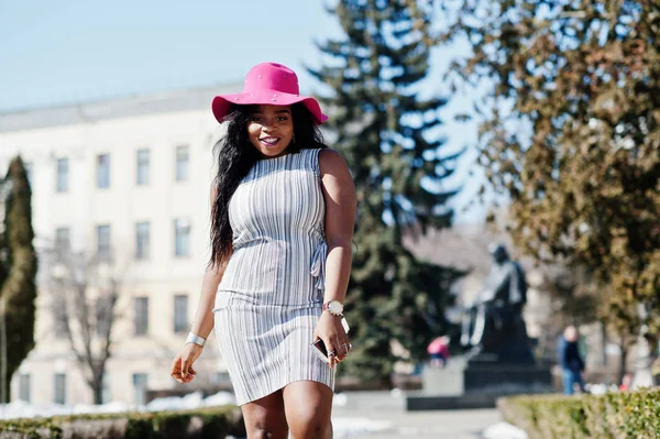 Femme afro-américaine au chapeau marchant dans les rues . — Photo