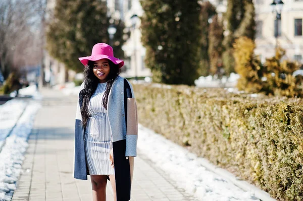 Femme afro-américaine au chapeau et manteau avec téléphone marchant à str — Photo