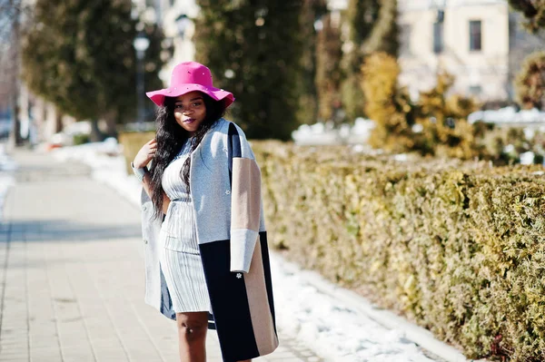Afrikanisch-amerikanische Frau mit Hut und Mantel mit Handy zu Fuß an der str. — Stockfoto