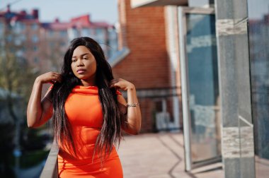 Afrikalı-Amerikalı kadın modeli xxl Turuncu elbiseli.