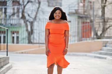 Afrikalı-Amerikalı kadın modeli xxl Turuncu elbiseli.