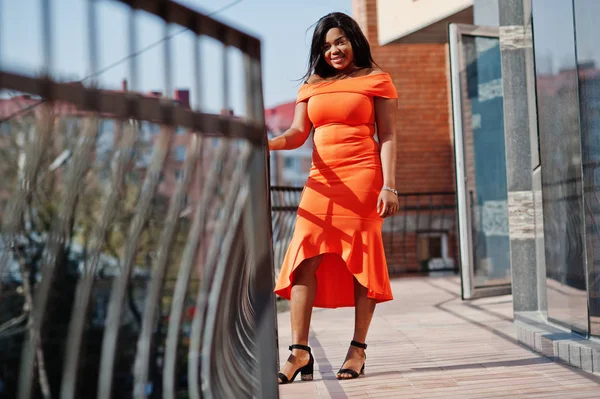 African american kobieta model xxl w pomarańczowej sukience. — Zdjęcie stockowe