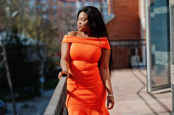 Mujer afroamericana modelo xxl en vestido naranja . — Foto de Stock