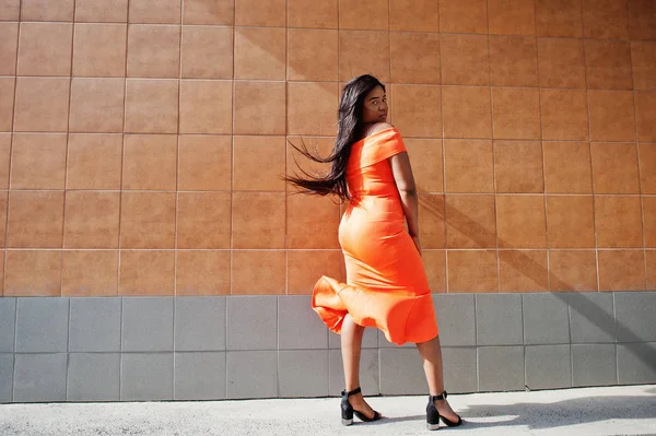 Afrikalı-Amerikalı kadın modeli xxl Turuncu elbiseli. — Stok fotoğraf