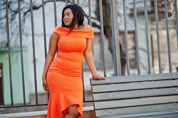 Африканская американка модель XXL в оранжевом платье . — стоковое фото