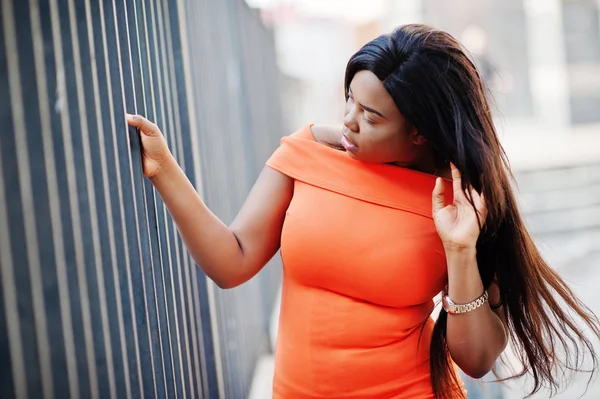 African american woman modell xxl i orange klänning. — Stockfoto