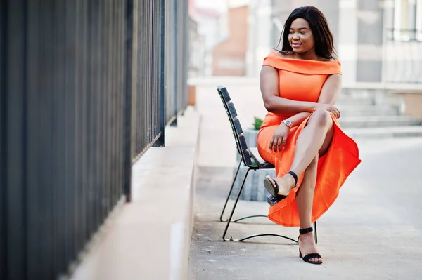 Африканская американка модель XXL в оранжевом платье . — стоковое фото